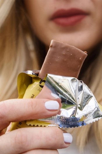 Proteínová tyčinka so sladidlom, banánom a arašidmi